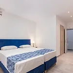 Sirocco מלון דירות